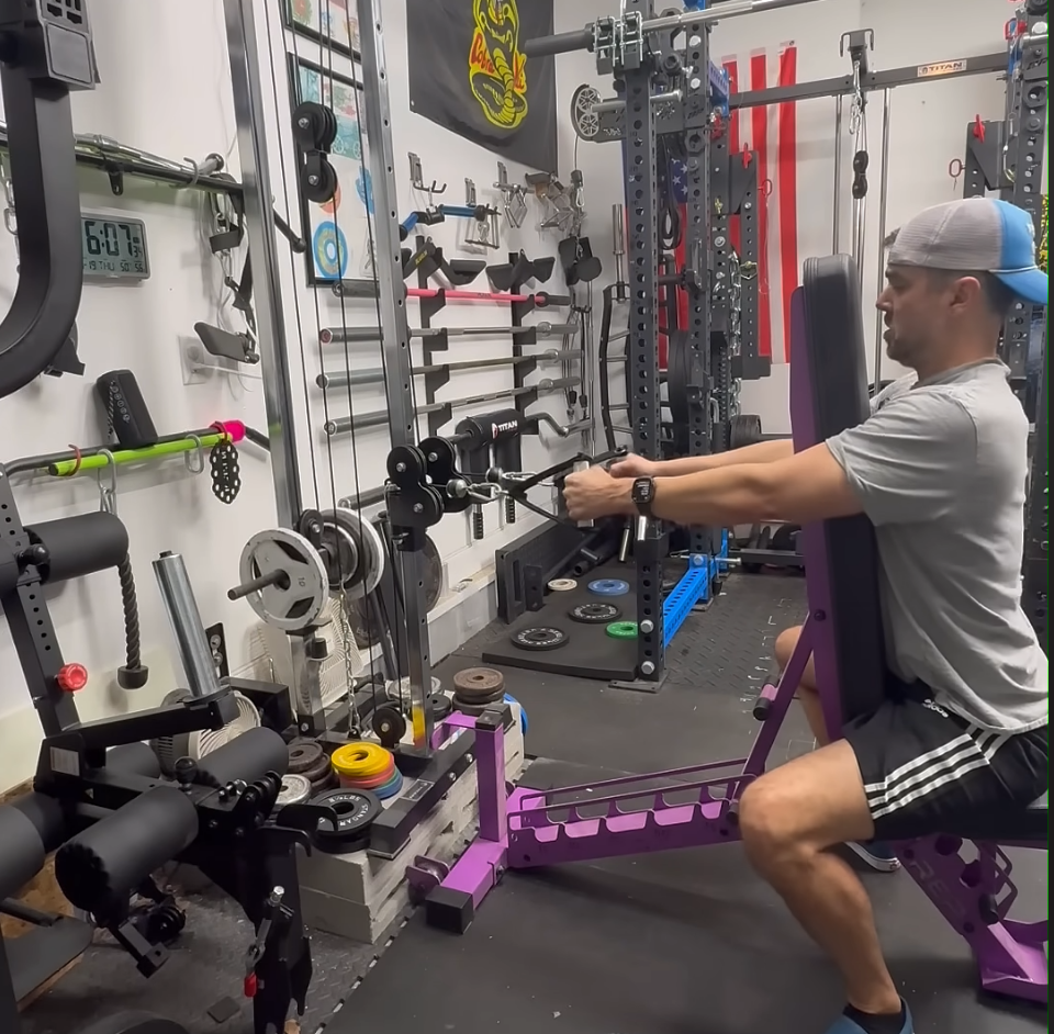 Single arm chest supported row